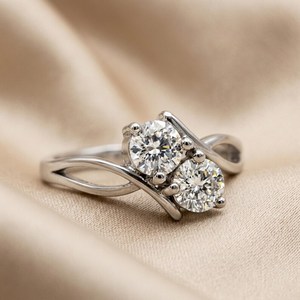 Anillo de Dos Piedras de Moissanita con Corte Redondo y Tallo Trenzado, Plata 925 Original, Regalo de Cumpleaños, Deseos, Fiesta, Para Amigos - Product Image 4