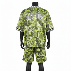 ชุดเซ็ตเสื้อยืดและกางเกงขาสั้นผ้าโพลีเอสเตอร์เนื้อนุ่ม 190 GSM สำหรับผู้ชาย สีเขียวขี้ม้า แต่งแถบข้างพร้อมโลโก้แบบรีดร้อน - Product Image 2