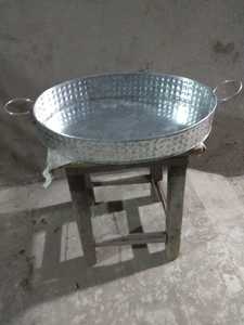 Bandeja de Servir Rústica de Metal Galvanizado con Acabado Texturizado y Asas de Alambre, Apta para Lavavajillas y Ligera - Product Image 3