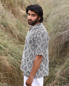 Camisa de algodón hecha a mano para hombre, con estampado tradicional, manga corta, estilo casual para verano, con botones, ideal para resort y playa. - Product Image 4