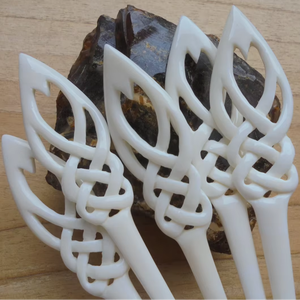 Épingle porte-boucles d'oreilles en forme d'os |   Bâtonnet à cheveux fait main en matériaux naturels - Product Image 1