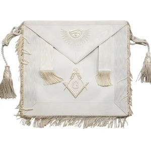 Parche Rectangular Bordado Personalizado en Tela Roja y Verde con Símbolo Dorado y Patrón Triangular - Product Image 6