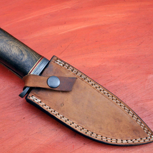 Couteau de chasse artisanal OEM en acier Damas avec manche en bois de cerf et laiton, avec étui en cuir - Product Image 2