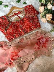 Proveedor de conjuntos de sari y blusa de georgette de primera calidad para fiestas, con estampados florales, bordados con lentejuelas y trabajo con espejos, de la India. - Product Image 4