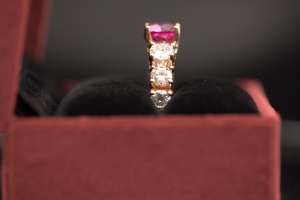 Bague en or jaune 18 carats de qualité supérieure avec pierre rouge et diamant pour femmes, fournisseur de bagues en or fin en gros à vendre - Product Image 2