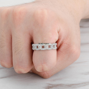 แหวนมอสซาไนต์ทรงฮิปฮอปแบบ Eternity Band ประดับเพชรทรงเหลี่ยมเจียระไนแบบ Pave Setting เงินแท้ 925 ชุบโรเดียม ดีไซน์เรขาคณิตคลาสสิกสำหรับทั้งชายและหญิง เหมาะสำหรับงานแต่งงาน - Product Image 1