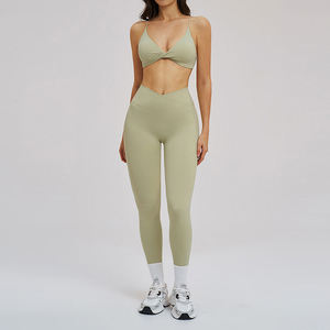 Conjunto de yoga elegante para mujer, color gris, top corto y pantalones cortos sin costuras, conjunto de dos piezas, ropa cómoda para hacer ejercicio. - Product Image 5