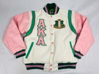 Blouson universitaire court en cuir AKA !908, coupe classique, personnalisé, avec broderies de serviettes, badges et poches passepoilées, vente en gros