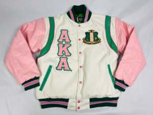 Chaqueta Varsity Corta de Cuero Personalizada con Bolsillos con Ribete y Bordados de Toalla, Estilo Letterman, Ajuste Regular, Modelo AKA!908, Venta al por Mayor - Product Image 2