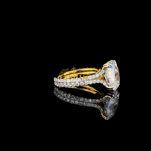 Anillo de compromiso de moissanita VVS con corte ovalado chapado en oro de 18 quilates para mujer Tasnim, con engaste de púas de corte pera y banda de diamantes de estilo clásico - Product Image 5