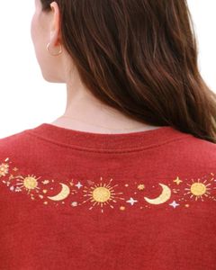 Camiseta Corta Roja para Mujer con Bordado Celestial de Sol y Luna, Manga Corta, Informal, de Moda, Mezcla de Algodón Suave, para Verano, Venta al Por Mayor - Product Image 6