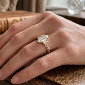Bague de fiançailles en or jaune 14 carats avec diamant de laboratoire taille marquise 3 carats, certifiée IGI, style vintage de luxe, avec baguettes latérales – Meilleure vente - Product Image 5