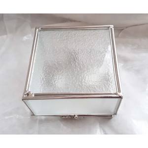 El diseño moderno transforma un sencillo organizador en una caja de joyería artística que se siente tan preciosa como los tesoros que contiene. - Product Image 2