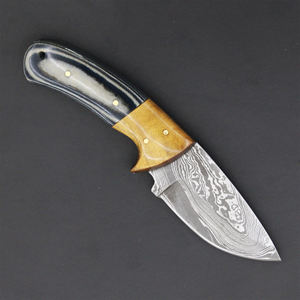 Couteaux de chasse avec lame finition stone-washed et manche antidérapant pour une prise fiable dans les environnements humides. - Product Image 2