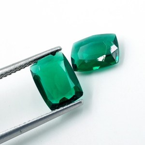 Paire d'émeraudes zambiennes cultivées en laboratoire : pierres précieuses vertes taille coussin (8x6x2,5 mm) (2 pièces) - Product Image 2