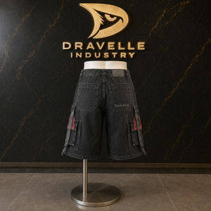 Shorts cargo Y2K noirs délavés personnalisés pour hommes, style streetwear ample en denim avec appliqués flamme rouge, strass et sangles en sangle. - Product Image 2