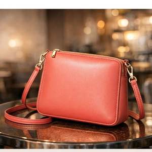 Des designs de luxe similaires, cet article ressemble à un sac en cuir bordeaux de type médecin, similaire au sac Gabriela Hearst. - Product Image 5