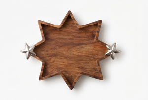 Tabla de servir artesanal de madera de mango en forma de estrella, bandeja decorativa con contorno esculpido y asas de estrella plateadas - Product Image 2