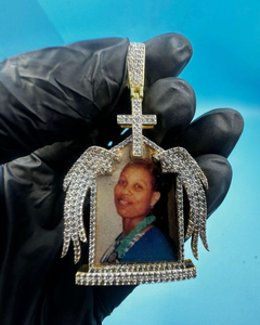 Pendentif Moissanite Iced Out avec Ailes et Croix, Breloque Commémorative Religieuse, Argent 925 Plaqué Or 18K, Style Hip Hop Unisexe - Product Image 1
