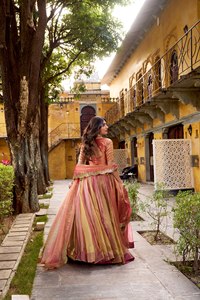La silueta fluida y delicada del lehenga choli con bordados y la dupatta etérea se combinan para crear un look que se siente natural. - Product Image 4
