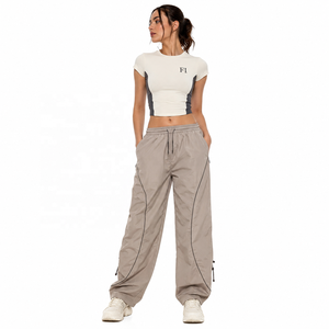 Pantalones de hombre de nailon ligeros, transpirables, de secado rápido, a la moda, de pierna ancha, con cordón ajustable, tipo cargo, venta al por mayor B2B EE. UU. - Product Image 1