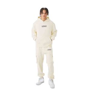 Ensemble survêtement homme avec sweat à capuche uni crème personnalisable et pantalon cargo assorti – Vêtements OEM ODM en gros - Product Image 1