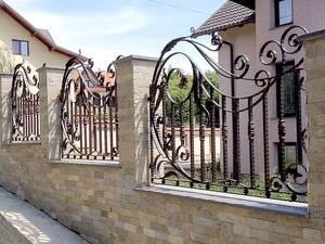 Balustrades en fer forgé galvanisé de qualité supérieure, design personnalisé pour villas, structure en acier robuste, écologique, durable - Product Image 1
