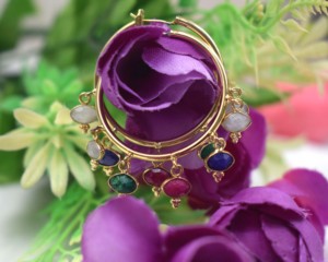 Boucles d'oreilles créoles plaquées or 18 carats style bohème avec breloques multi-pierres et motif œil porte-bonheur pour femme, thème judaïsme - Product Image 3