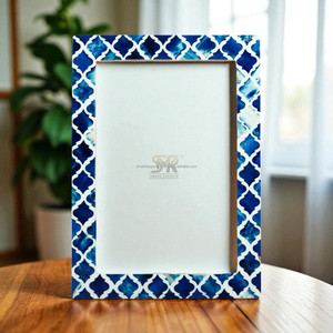 Cadre photo moderne en résine d'os à motifs marocains, fait à la main, à fixer au mur ou sur un table, plusieurs tailles disponibles - Product Image 1