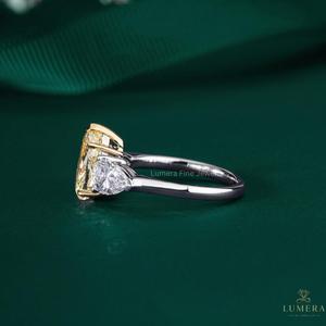 แหวนเพชรทรงหยดน้ำสีเหลืองแฟนซี 3.74 กะรัต ได้รับการรับรองจาก IGI จาก LUMERA FINE JEWELLERY แหวนหมั้นเพชรสามเม็ด - Product Image 2