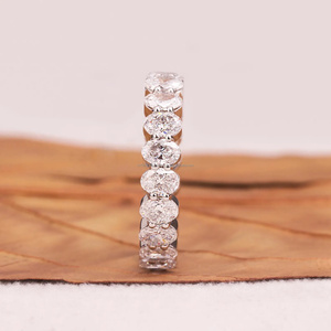 Elegante Anillo de Diamantes con Corte Ovalado en Oro Rosa, Anillo de Compromiso con Piedras Laterales, Brillo Brillante, Joyería Fina de Lujo Atemporal para Mujer - Product Image 4