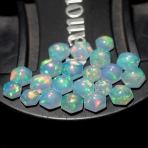 Opale Cabochon Coupe Hexagonale Opale Naturelle d'Éthiopie 4-7mm Pierre Précieuse Libre Effet de Couleur et Multifaisceau de Feu pour Bagues Boucles d'Oreilles Pendentifs - Product Image 3