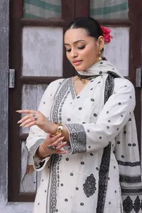 Serie Safaa Nawla: Material de Vestido sin Coser de Algodón Premium con Bordado Chikankari y Dupatta – Ropa Étnica de Diseñador para Venta al Por Mayor - Product Image 3