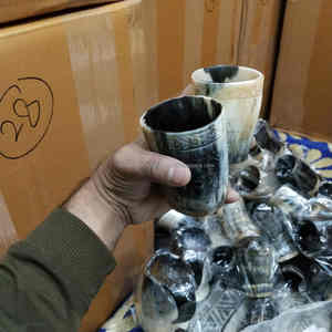 Corne à boire viking sculptée à la main de luxe, en corne de bœuf naturelle, à prix avantageux - Product Image 2