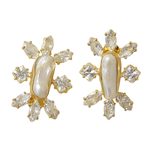 Boucles d'oreilles vintage baroques en perles et zirconiums cubiques - Bijoux en laiton plaqué or 18 carats faits à la main de luxe pour femmes - Product Image 5
