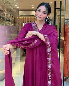 ชุดคุर्ติผ้าฝ้ายปักลายสีน้ำตาลแดงสำหรับผู้หญิง ทรงเอไลน์ พร้อมกางเกงและผ้าคลุมไหล่ ทรงปกติ ความยาวระดับเข่า เหมาะสำหรับงานปาร์ตี้ - Product Image 6