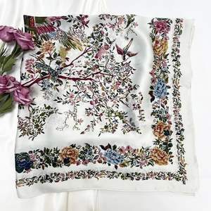 Foulard bandana de luxe imprimé en soie pour femme, carré, pour la tête, les cheveux ou le cou, toucher satiné doux - Product Image 3