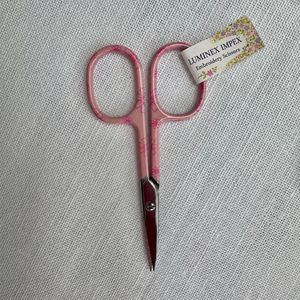 Ciseaux à pointe fine Luminex Impex pour point de croix, manches colorées à motifs floraux pour la broderie et la coupe précise des fils - Product Image 3