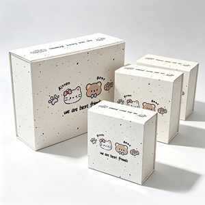 Boîte à fermeture magnétique blanche mouchetée de style scandinave avec imprimé animal minimaliste et texte personnalisé pour des cadeaux chaleureux - Product Image 1