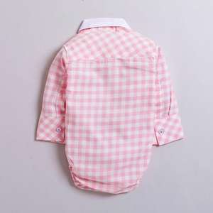 Polka Tots Partywear Mameluco de camisa a cuadros de manga larga con pajarita doble 100% algodón rosa - Product Image 2