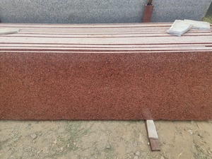 Dalles de granit rouge brillant de bonne qualité avec surface en pierre polie et lisse pour usage résidentiel, disponibles à la vente - Product Image 3