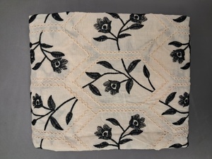 Tela Bordada de Algodón Blanco y Negro de Primera Calidad en Oferta - Material con Diseño Geométrico de Panal y Cordón Floral para Vestidos - Product Image 3