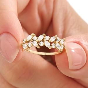 Elegante y Delicado Anillo de Boda de Oro Amarillo Puro de 14K con Diseño Floral de Hojas y Diamantes Cultivados en Laboratorio, con Diamantes Marquise y Redondos - Product Image 4