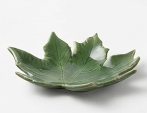 Plat de service élégant en céramique fait main, motif feuille d'érable, peint en vert, pour usage domestique, compatible lave-vaisselle - Product Image 4