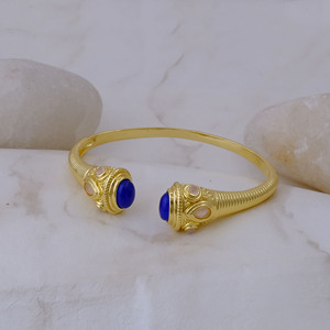 กำไลข้อมือแบบปรับได้ประดับหยกสีน้ำเงินและแคลซิโดนีสีชมพู ชุบทอง 18K งานแฮนด์เมด เครื่องประดับคลาสสิก ของขวัญสำหรับเธอ - Product Image 1