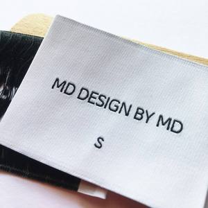 Étiquettes et tags personnalisés en polyester tissé pour vêtements – Écologiques, en rouleau et en forme de drapeau, avec bords thermocoupés pour vêtements - Product Image 3
