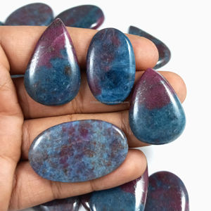 ขายส่งหินรูบี้ไคยาไนต์ธรรมชาติแบบคาโบชอง คริสตัลทำมือสำหรับทำเครื่องประดับ พลอยหลวมรูปทรงต่างๆ - Product Image 1