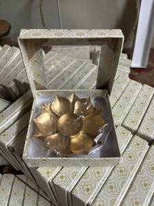 Porte-bougie en métal en forme de lotus avec boîte cadeau décorative |   Diya Fleur Dorée pour Diwali, Pooja, Décoration d'Intérieur et Cadeaux Festifs - Product Image 3