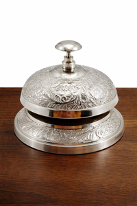 Cloche de service de restaurant plaquée argent de qualité supérieure, ornée de motifs floraux en relief, pour hôtel, réception, café, comptoir, hôtellerie - Product Image 2