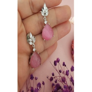 Magnifiques boucles d'oreilles pendantes en laiton plaqué argent de qualité supérieure avec pierres en zircon pour femmes, pour les soirées, collection tendance et élégante - Product Image 3